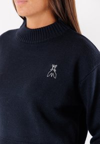Maglione in maglia blu navy con collo a coste; presenta un design ricamato di un insetto bianco sul petto; tessuto morbido e vestibilità comoda.