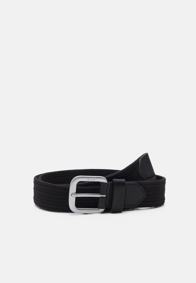 Cinto preto trançado com fivela de metal prateada e detalhes em pele, apresentando uma trama texturizada e comprimento ajustável para um ajuste seguro.