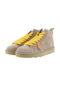 Stivaletti alla caviglia in suede beige chiaro con lacci gialli e suola in gomma texturizzata. Presentano una linguetta in pelle marrone sul lato e un design a profilo basso.