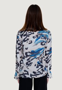 Langärmlige Bluse aus leichtem Stoff mit einem blauen und schwarzen abstrakten Druck, mit geknöpften Manschetten und abgerundetem Saum.