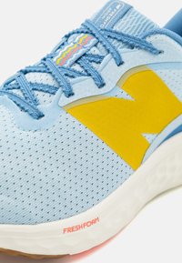 New Balance FRESH FOAM ARISHI V4 - Zapatillas running asfalto - light chrome blue