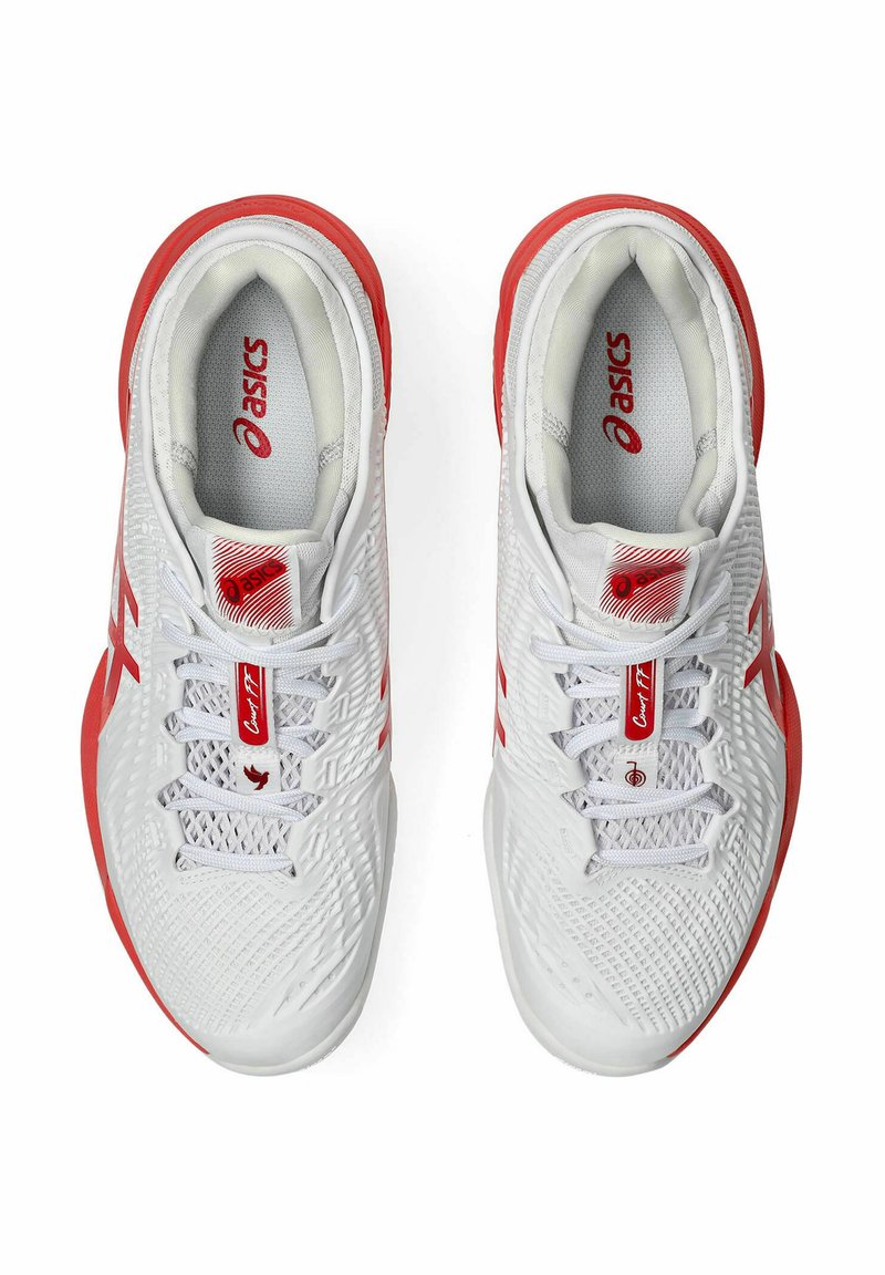 Scarpe sportive bianche con accenti rossi; tomaia testurizzata, chiusura con lacci e logo Asics ben in vista sulla linguetta e sul lato.