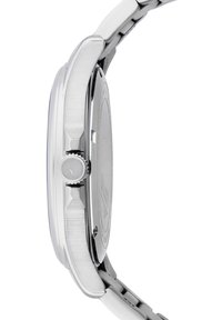 Montre-bracelet en acier inoxydable avec une finition polie et brossée, boîte ronde et couronne texturée. Le bracelet est composé de segments métalliques reliés.