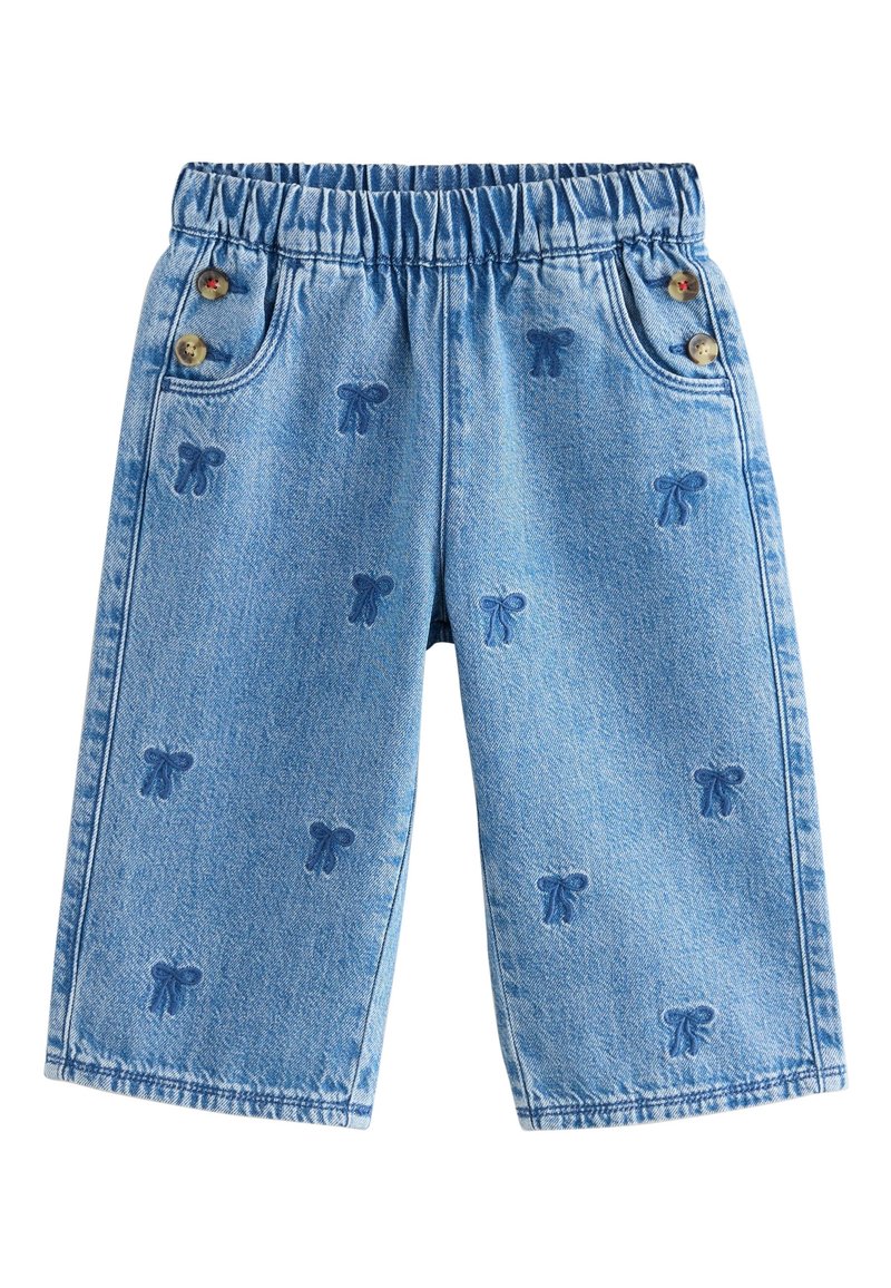 Pantalon en denim bleu clair pour tout-petit avec une ceinture élastique, des poches latérales à boutons et des motifs de nœuds brodés dispersés sur le tissu.