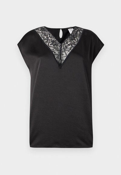 Μαύρο τοπ με κοντά μανίκια που διαθέτει V-λαιμόκοψη με περίτεχνη δαντέλα. Λεία υφή με άνετη γραμμή. Λεπτομέρεια με άνοιγμα στο πίσω μέρος.