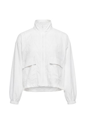 Veste blanche à manches longues avec col montant, fermeture éclair devant, poignets élastiques et deux grandes poches avant à rabat.