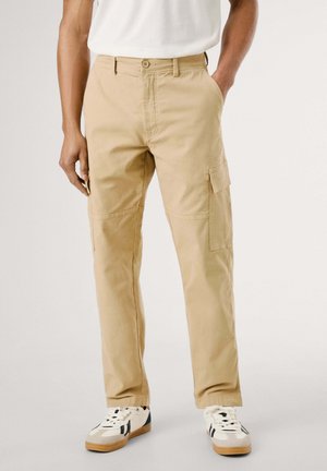 Pantaloni cargo beige con tasche laterali, realizzati in tessuto misto cotone, con una vestibilità a gamba dritta e chiusura a bottone in vita.