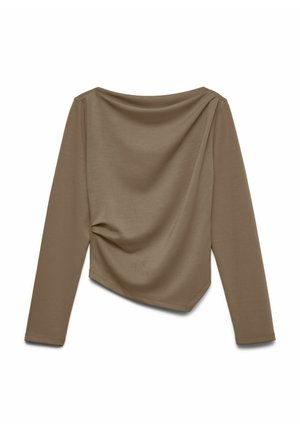 Bluzka z długim rękawem w stonowanym brązowym kolorze, z drapowanym wzorem, miękką fakturą tkaniny i asymetrycznym dołem. Styl minimalistyczny.