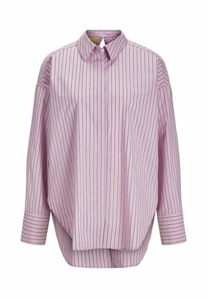 Chemise col montant rose clair avec des rayures verticales vert foncé et blanches. Elle possède des manches longues et une coupe ample. Texture de tissu lisse.
