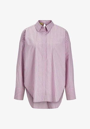 Lichtroze overhemd met kraag en verticale strepen in donkergroen en wit. Heeft lange mouwen en een losse pasvorm. Glad stofkwaliteit.