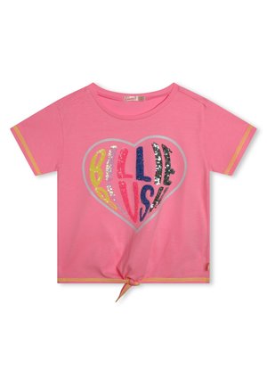 T-shirt rose à manches courtes avec un design en forme de cœur et du texte coloré pailleté "BILLIE BLUSH", détail noué à l'avant et accents jaunes contrastants.