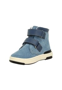 Botte chelsea bleue en daim avec deux sangles Velcro marine, bout rond, semelle blanche et accents en caoutchouc noir. Présente une surface texturée et des détails de couture.