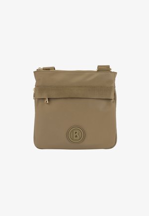 Khakifarbene Umhängetasche mit sportlichem Design, die mit einem strukturierten Bandakzent, einem Reißverschluss und einem runden Logo auf der Vorderseite ausgestattet ist.