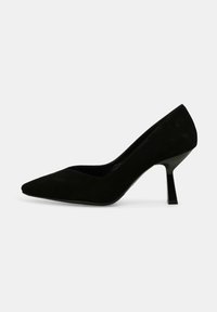 Scarpa nera in suede con tacco a spillo, punta affusolata e design geometrico. Texture liscia, design minimale.