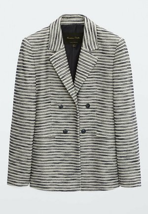 Dwurzędowa marynarka z paskowanej, teksturowanej tkaniny w czarno-białym kolorze, z patkami i dwiema przednimi kieszeniami. Czarne podszewka.