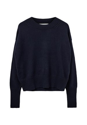 Mornarsko modra pletena majica s krožnim ovratnikom, spušenimi rameni in rebrastimi manšetami ter robom. Mehka tekstura, sproščen kroj in brez vidnih vzorcev.