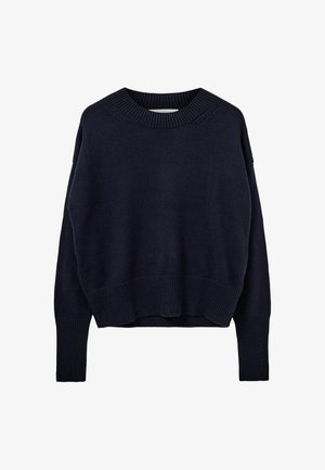 Mornarsko modra pletena majica s krožnim ovratnikom, spušenimi rameni in rebrastimi manšetami ter robom. Mehka tekstura, sproščen kroj in brez vidnih vzorcev.