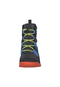 Czarne buty typu high-top z teksturowanym materiałem syntetycznym, jasnoniebieskimi i zielonymi sznurówkami oraz pomarańczową podeszwą. Posiadają zapięcie na toggle.