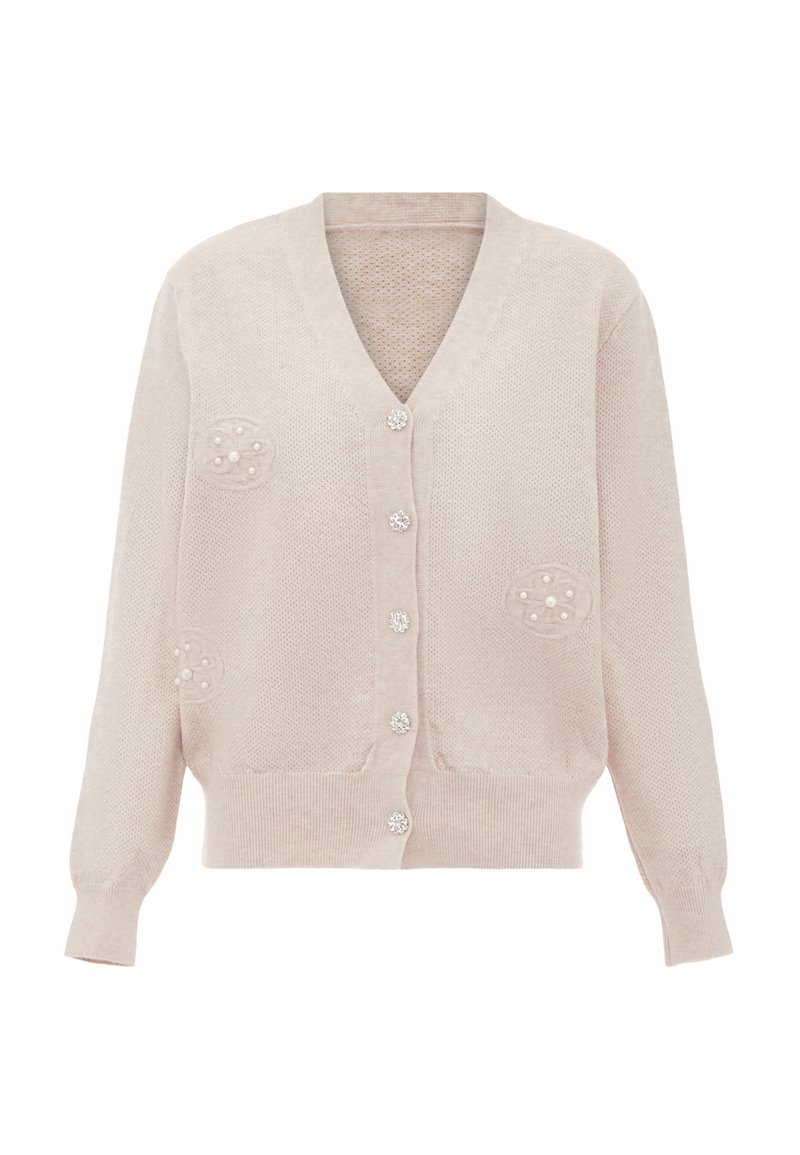 Beige gebreide cardigan met een V-hals, lange mouwen en een textuurstof. Kenmerkend zijn parelachtige accenten op de zakken en vijf met juwelen versierde knopen.