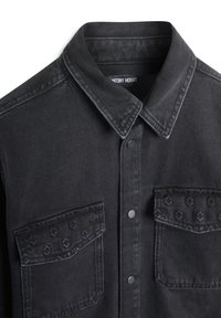 Zwarte denimhemd met een kraag, met twee borstzakken, zilveren drukknoopsluitingen en textuuraccenten op de zakken. Zichtbare stikseldetails.