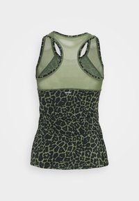 Groen panterprint tanktop met een mesh rug. Heeft een ronde hals en racerback ontwerp, gemaakt van lichtgewicht stof. Zwarte accenten.