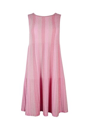 Vestido rosa sin mangas, de longitud hasta la rodilla, con textura acanalada vertical y ligero vuelo en el dobladillo.