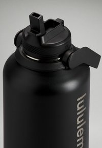 Crna inox boca za vodu s mat površinom, s poklopcem s otvorom za točenje i bočnom ručkom za lagano prenošenje. Logo otisnut u bijeloj boji.