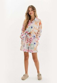 Sada dlhých rukávov s gombíkmi a šortkami, ktorá obsahuje farebný tie-dye vzor v odtieňoch oranžovej, ružovej a modrej. Vyrobené z ľahkej tkaniny.