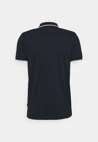Polo bleu marine avec col et manches courtes. Présente un liseré blanc le long du col et des bords des manches. Design simple et uni.