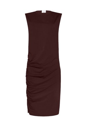 Ærmeløs mørkebrun knælang kjole med samlet ruching på den ene side og rund halsudskæring.