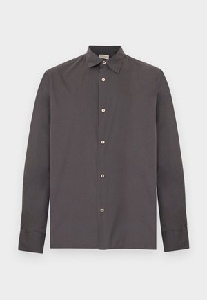 Temno siva srajca z dolgimi rokavi in ovratnikom, z bež gumbi, položena ravno na belem ozadju.