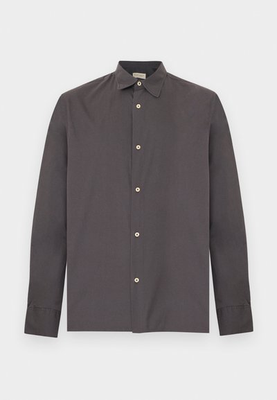 Σκούρο γκρι πουκάμισο με μακριά μανίκια, κουμπωτό, με γιακά και μπεζ κουμπιά, απλωμένο επίπεδα σε λευκό φόντο.