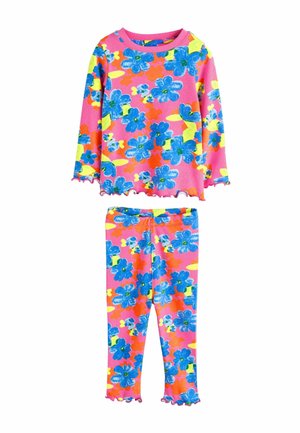 Bloemenpyjama voor kinderen: een langarmshirt en broek in roze met blauwe bloemen, gele accenten en gegolfde randen, gemaakt van zachte katoenen stof.