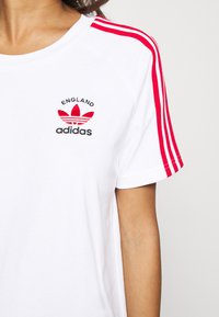adidas Originals STRIPES SPORTS INSPIRED REGULAR DRESS - Obleka iz džersija - white/scarlet