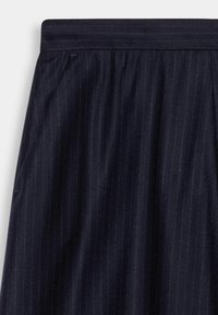 Dunkelblau gestreifter Stoffrock mit einem breiten, elastischen Taillenbund. Glatte Textur mit vertikalen Linien und dezentem Glanz, geeignet für formelle oder legere Anlässe.