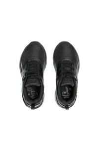 Baskets de sport noires avec une tige en mesh texturé, fermeture à lacets et semelle en caoutchouc. Marquage notable sur les semelles intérieures.