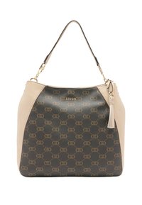 Borsa a tracolla marrone e beige con finitura testurizzata, caratterizzata da un motivo con logo, dettagli in oro e un tassello decorativo.