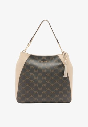 Borsa a tracolla marrone e beige con finitura testurizzata, caratterizzata da un motivo con logo, dettagli in oro e un tassello decorativo.