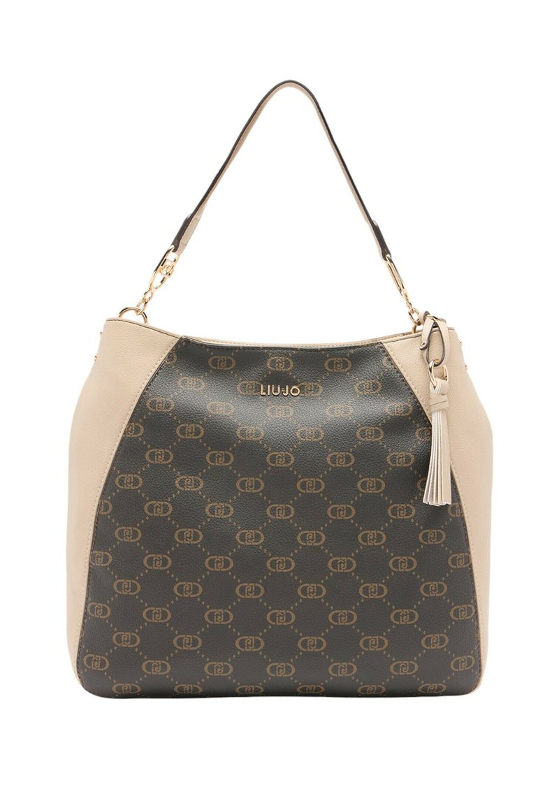 Borsa a tracolla marrone e beige con finitura testurizzata, caratterizzata da un motivo con logo, dettagli in oro e un tassello decorativo.