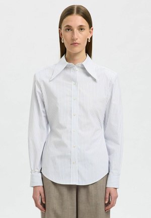 Camicia a righe bianca e azzurro chiaro, con colletto ampio, maniche lunghe e orlo arrotondato. Il tessuto sembra liscio e fresco.