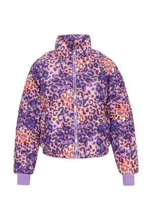 Fialová péřová bunda s leopardím vzorem v růžové a černé barvě, s vysokým límcem, předním zipem a fialovými manžetami.