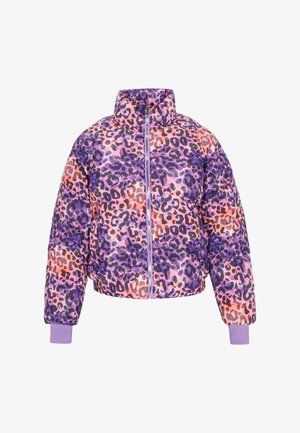 Lila Pufferjacke mit einem Leopardenmuster in Pink und Schwarz, hohem Kragen, Frontreißverschluss und lila Akzentbündchen.