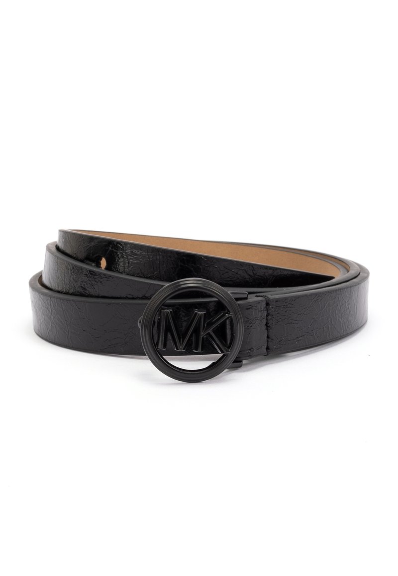 Zwarte faux leren riem met een ronde gesp waarin het ingegraveerde "MK" logo is verwerkt. De riem heeft een textuur met een subtiel gebarsten patroon en is verstelbaar in lengte.