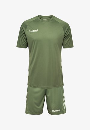 Olivgrünes Sportoutfit mit Kurzarmshirt und Shorts. Aus glattem Stoff gefertigt, mit weißem Logo und seitlichen Streifen als Designelemente.