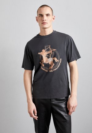 Neil Barrett DROPPED SHOULDER ROCK BAND ZODIAC SAGITTARIUS - Μπλουζάκι με στάμπα - black