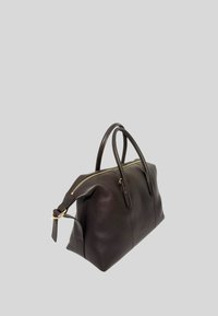 Borsa a mano in pelle marrone scuro con un design strutturato, doppi manici e hardware in tonalità oro. Presenta una chiusura con zip superiore e una texture liscia.