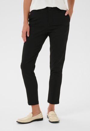 Pantaloni neri attillati con una texture liscia, dotati di chiusura frontale a bottone e zip, tasche laterali e design a gamba affusolata.
