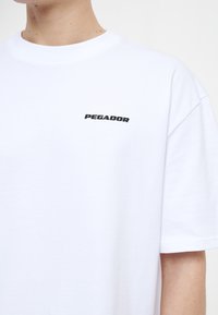 Pegador LOGO TEE - Basic póló - white