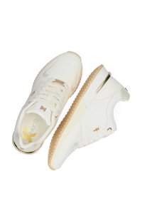 Białe trampki z teksturowaną cholewką, złotymi elementami ozdobnymi oraz jasnobrązową gumową podeszwą z wzorzystym bieżnikiem.