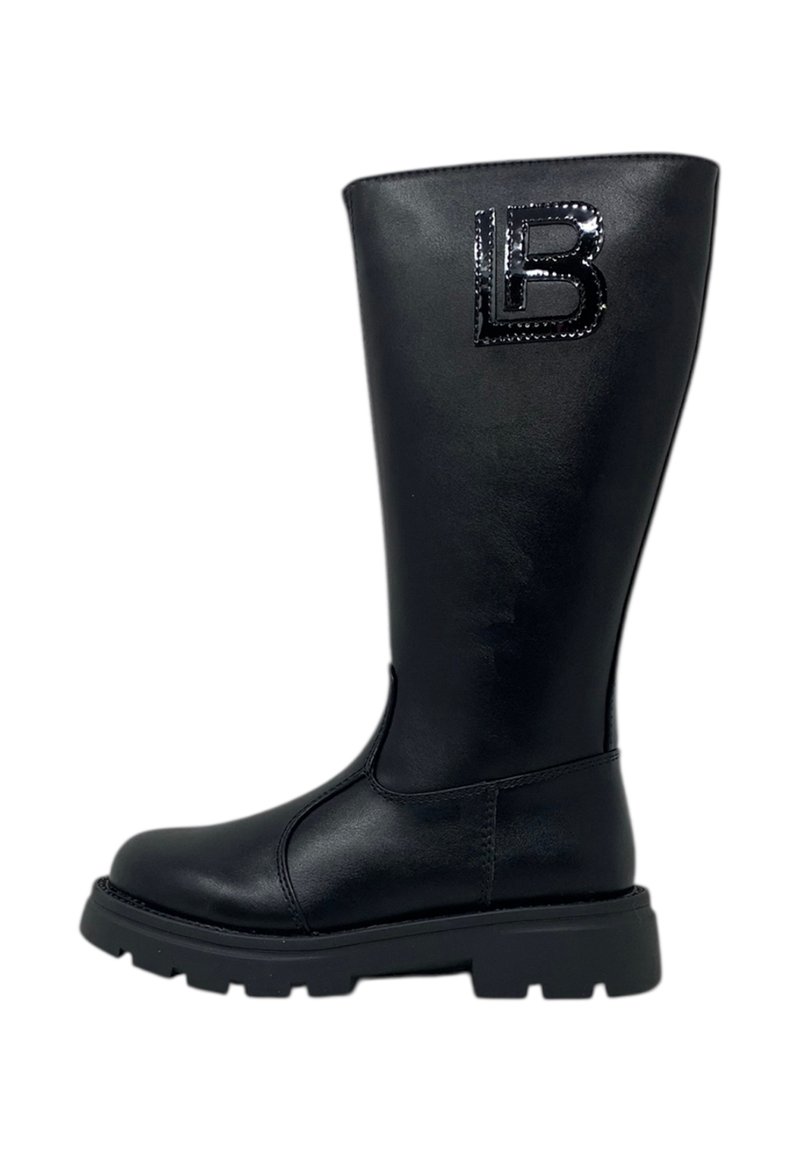 Stivale nero al ginocchio con texture in pelle liscia, tacco a blocco e prominente logo "LB" in rilievo sulla parte anteriore. Suola in gomma resistente.